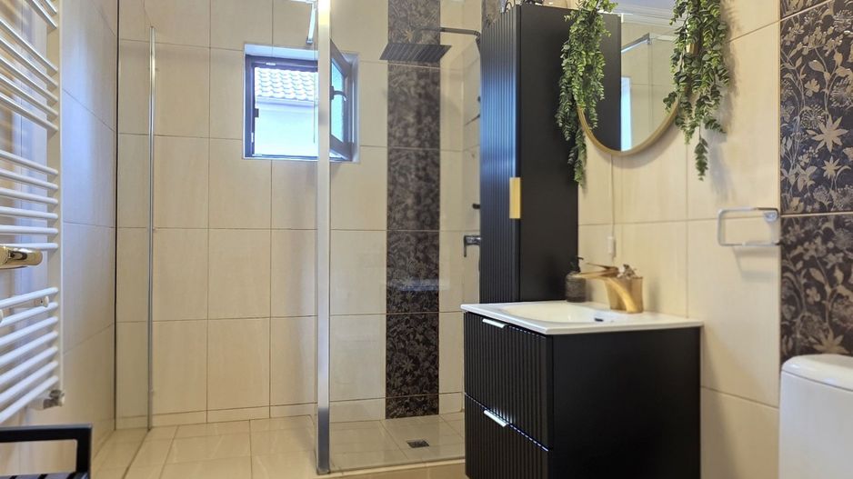 Eleganță, lumină, confort într-o locuință care inspiră, o casă care se trăiește! - Poză 15