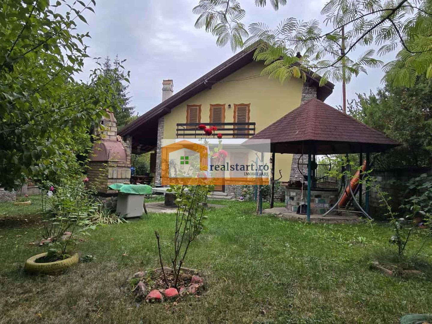 Vedere padure, panouri solare si fotovoltaice, pompa de caldura,  semineu - Poză 5