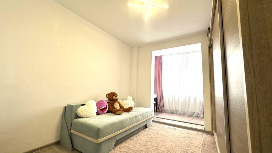 Vânzare apartament 3 camere mobilat,  parcare inclusă , Cartier Noua - Poză 10