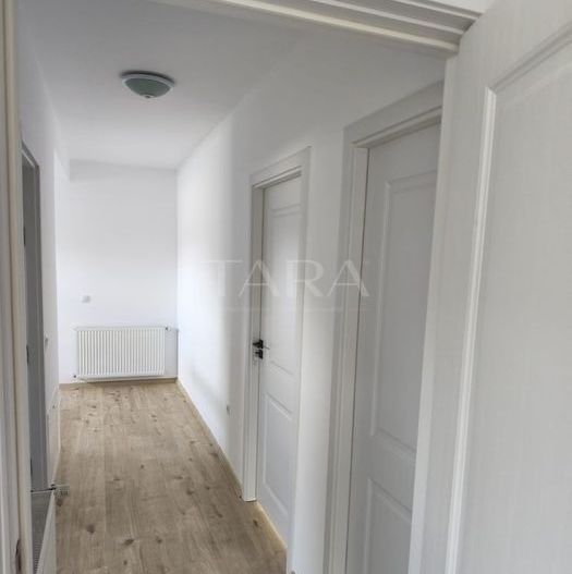 Casă spațioasă, renovată complet, într-o zonă liniștită - Poză 8