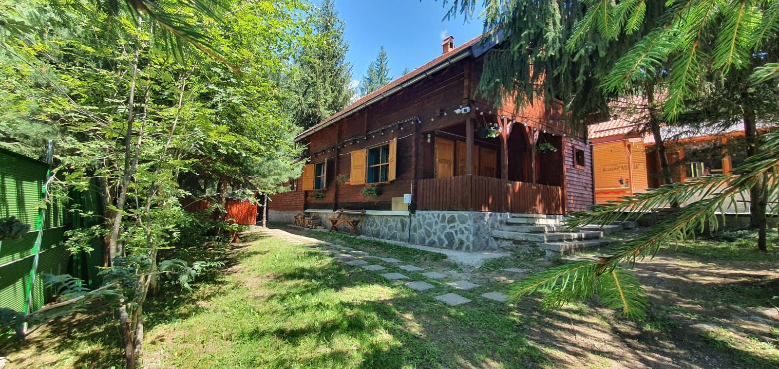 Cabană de vânzare-complet utilată, ideală pentru regim hotelier. - Poză 1