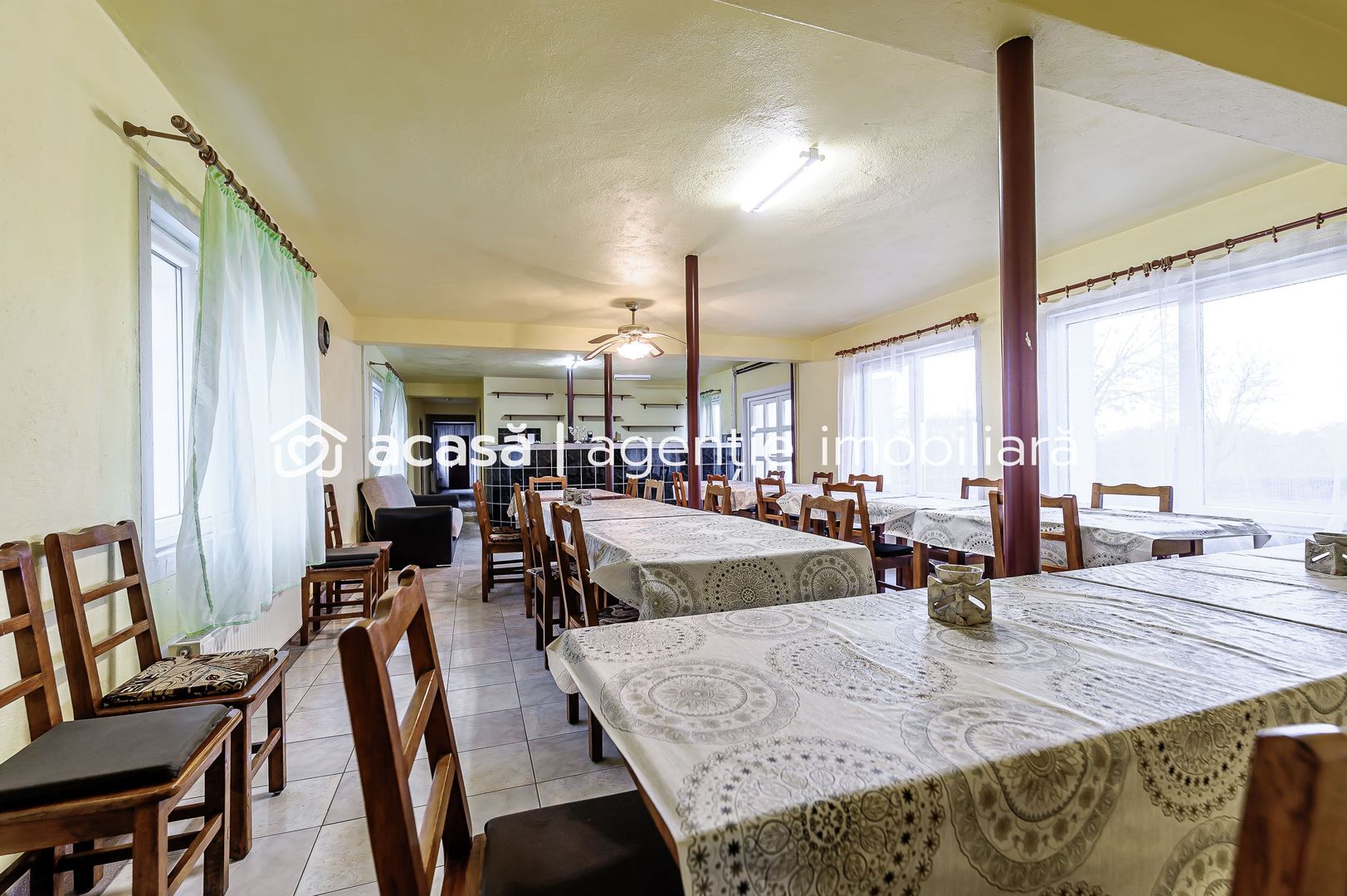 Clădire potrivită pentru proiecte educaționale sau de îngrijire - Poză 9