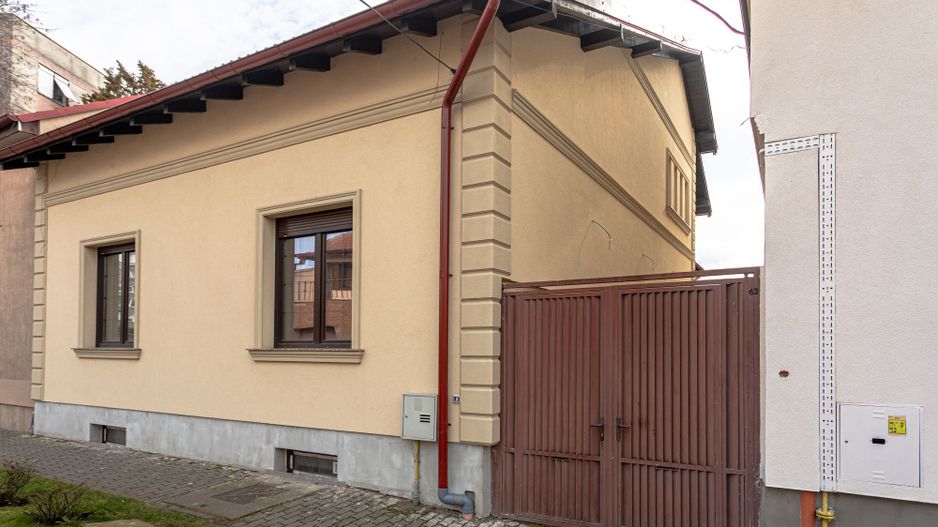 Casă / Vilă semifinisată cu destinații multiple zona centrală - Poză 1