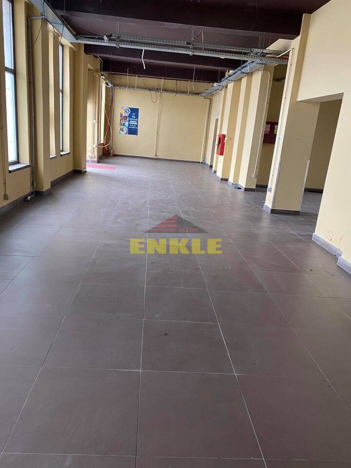 Spatiu comercial , suprafata de 200mp,pret 2300euro negociabil,zona Stejari - Poză 1