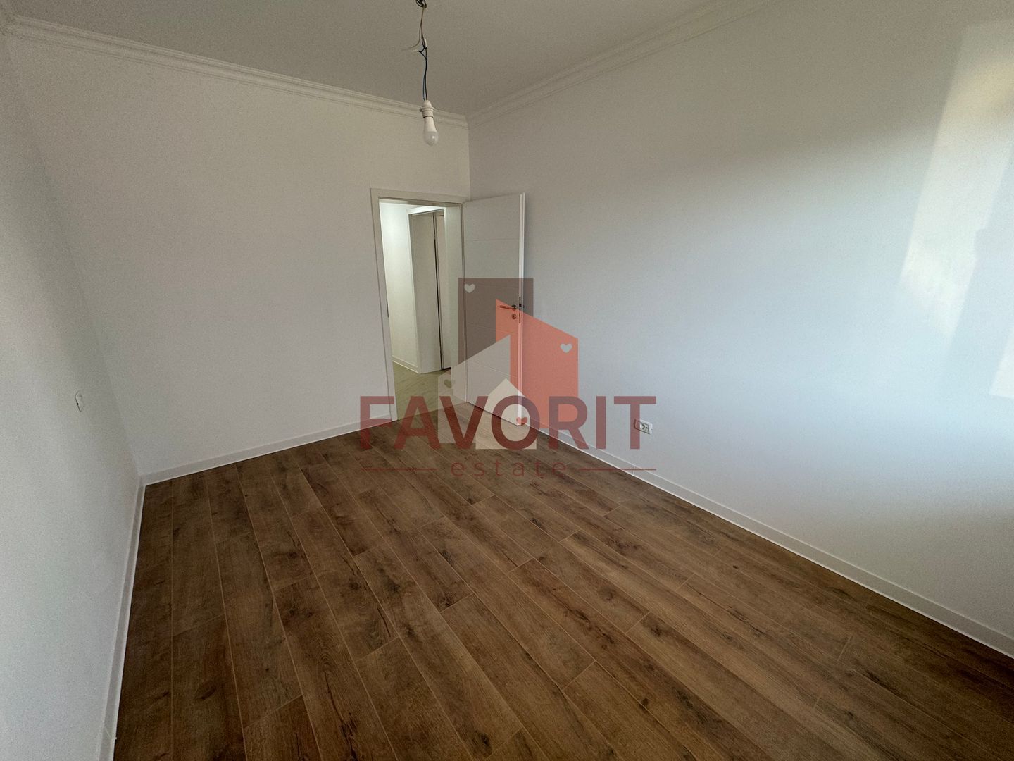 Bucatarie inchisa. 2 bai. Spatiu de depozitare in Pod. - Poză 11