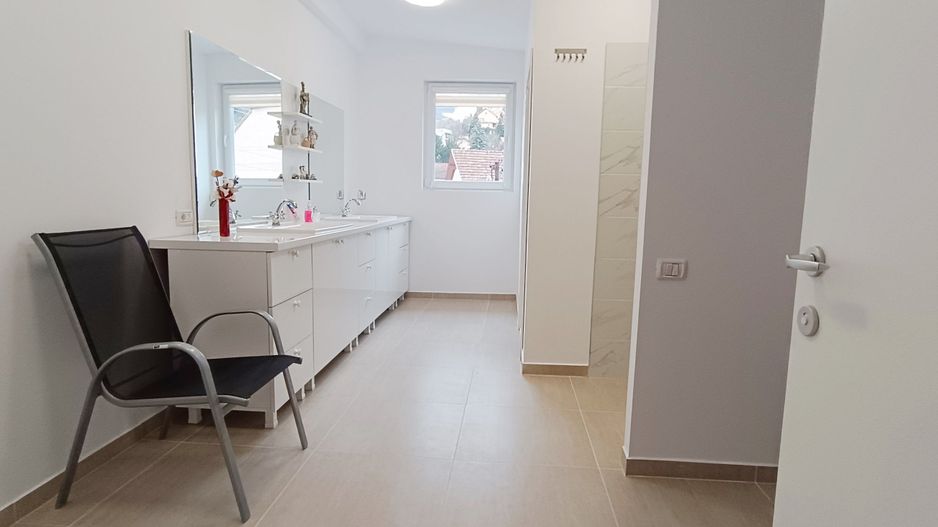 Apartament modern in vila-100mp - Poză 8