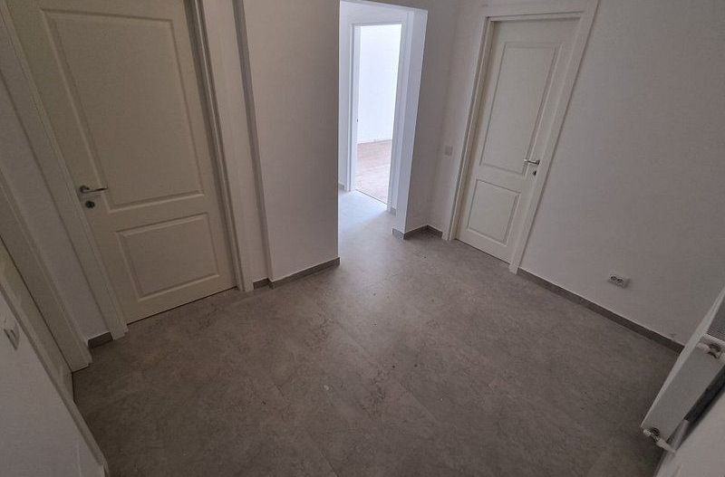 Apartament 3 camere si curte proprie aprox 80 mp biserica Bazilescu - Poză 1