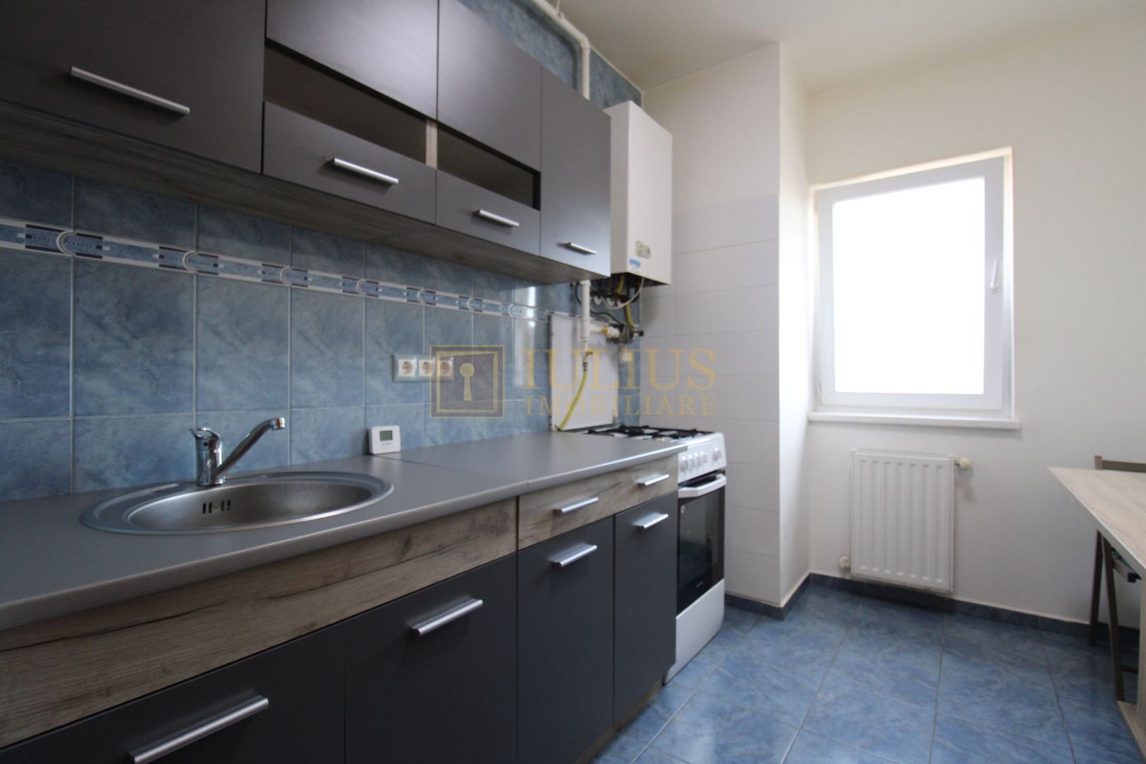 Aradului; decomandat, bucatarie inchisa. Parcare privata inclusa. - Poză 12