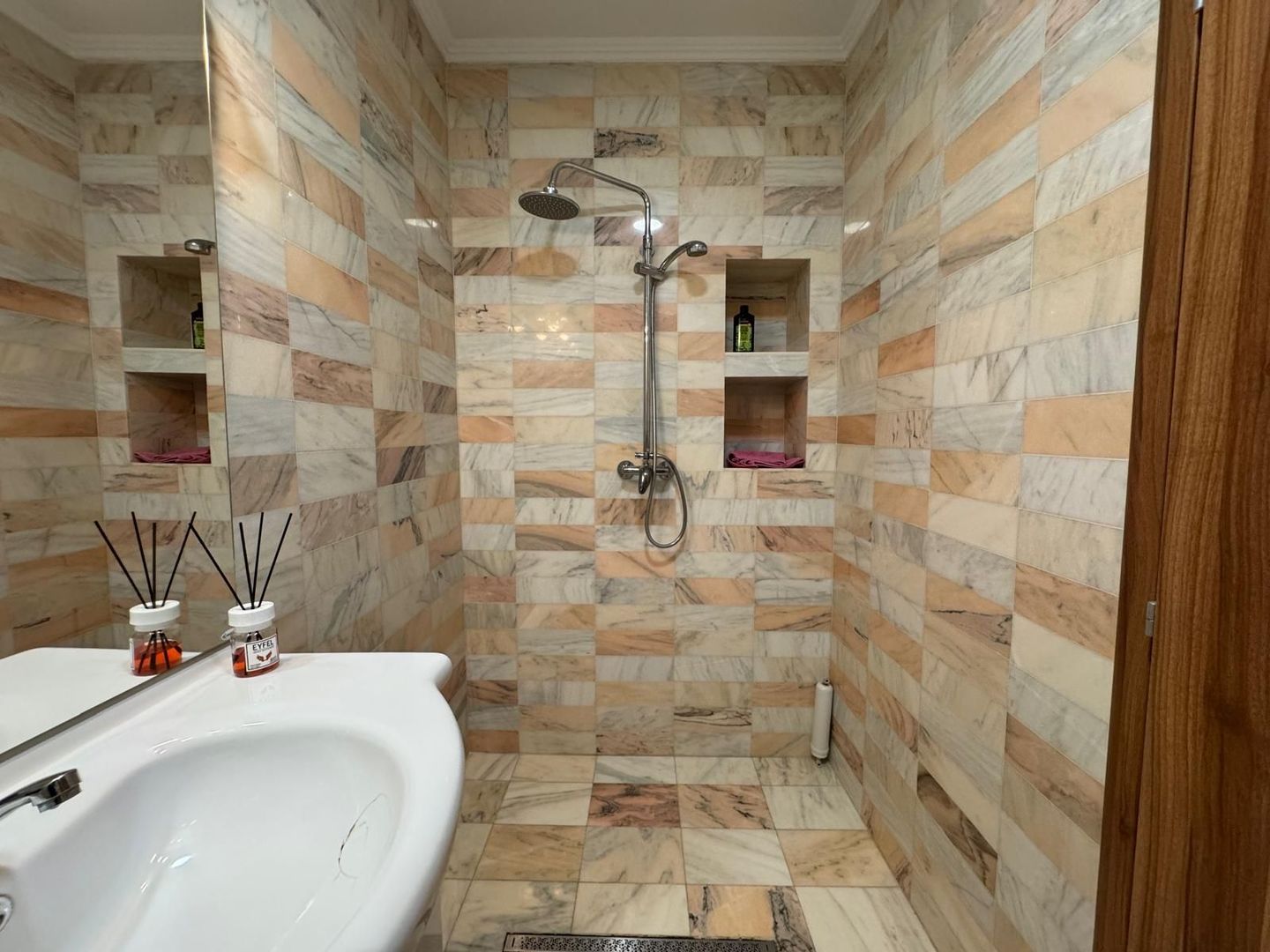 Apartament spatios etaj 1 I pretabil locuinta sau activitate profesion - Poză 10