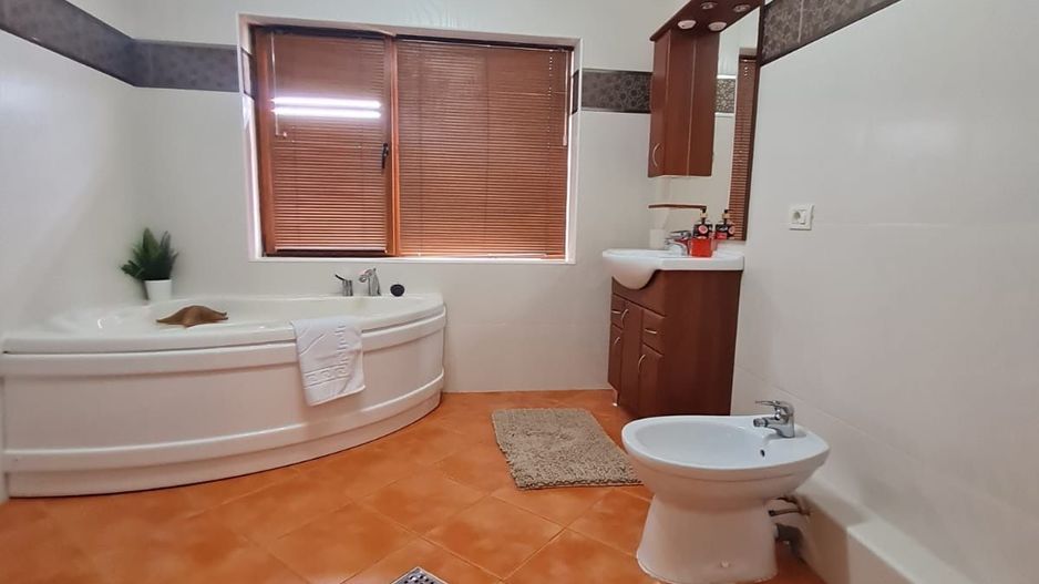 Vila spațioasă și recent renovată în Ghiroda! - Poză 27