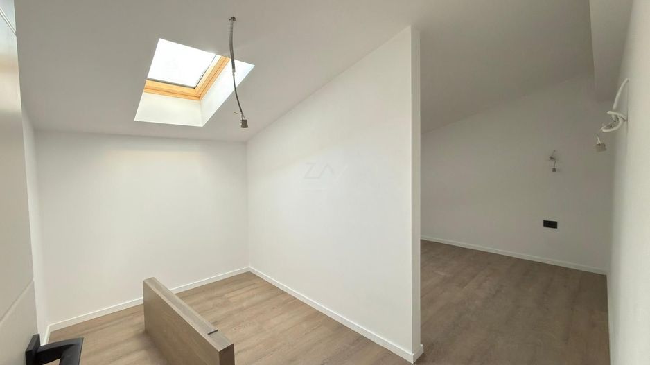 Ap pe 2 niveluri. Decomandat. 2 locuri de parcare. - Poză 11