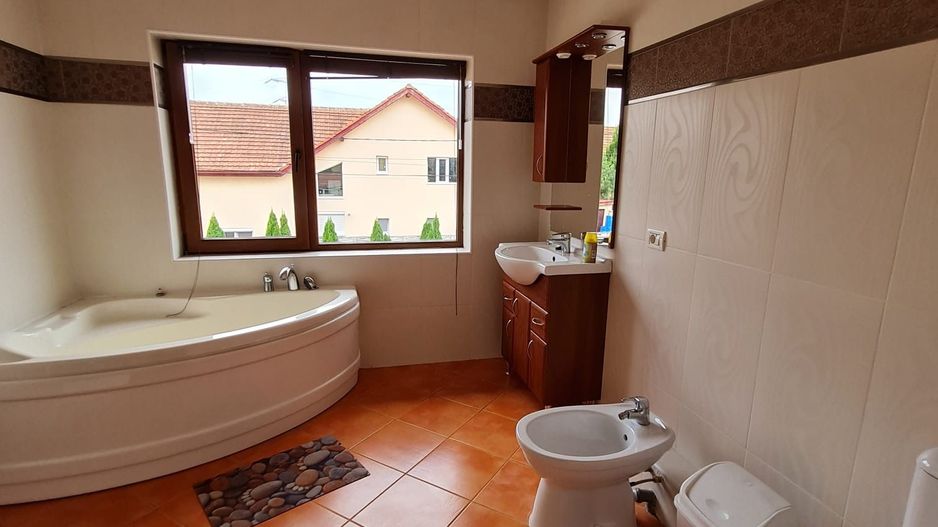 Super oferta!!!Vila spațioasă în Ghiroda! - Poză 8