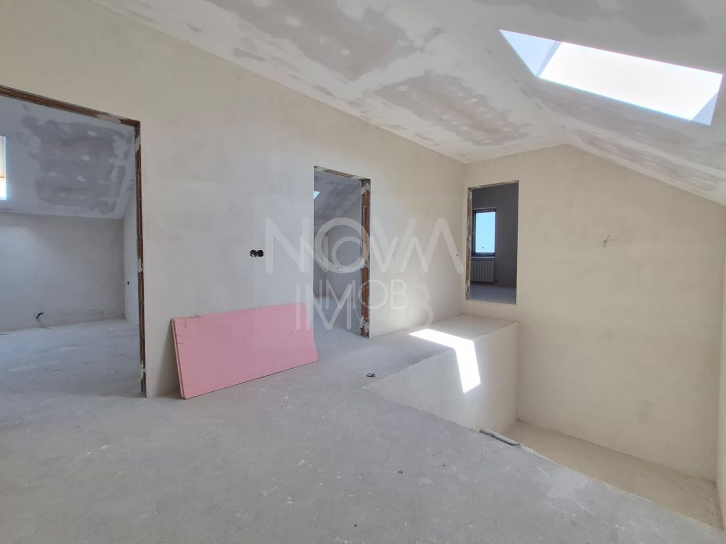 Casa generoasa cu 7 camere, 3 bai, dressing si parcare – Sura Mica - Poză 12
