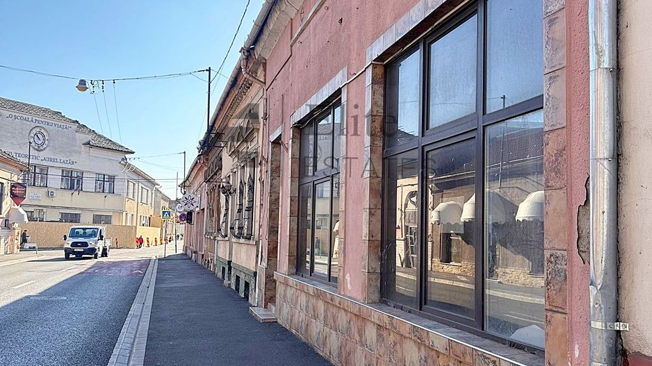 Spatiu Comercial si 7 apartamente ultracentral in Oradea - Poză 1