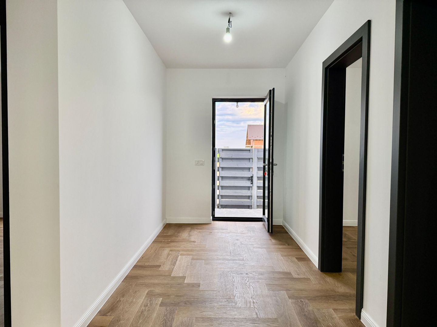 Eleganță, confort și liniște – Casă nouă în Balotești - Poză 5