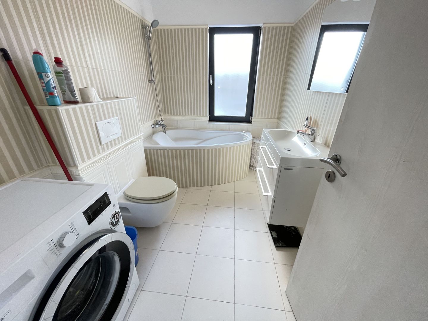 Apartament cu trei camere in Dumbravita - Poză 3