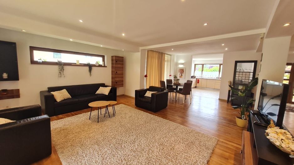 Vila spațioasă și recent renovată în Ghiroda! - Poză 9