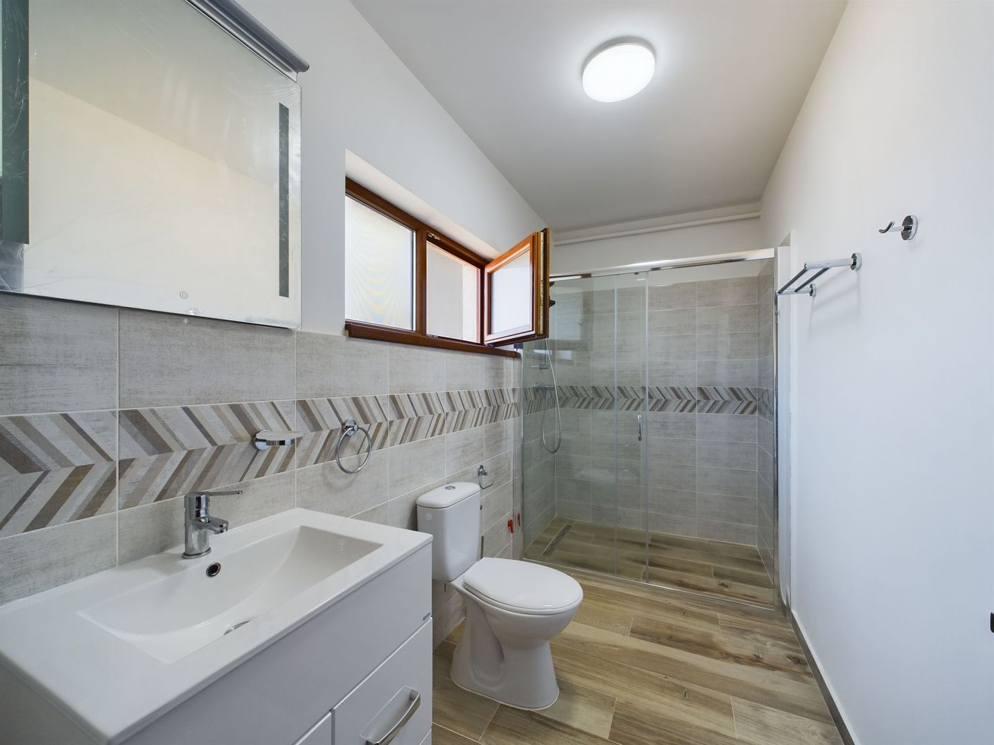 Casă modern finisată și utilată în Săcălaz - Poză 10