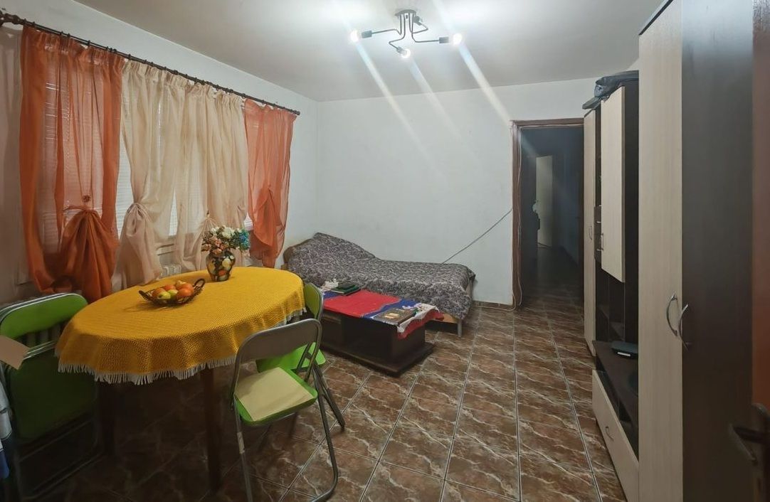 Apartament 3 camere, Brancoveanu, zona Covasna. Loc parcare. - Poză 1