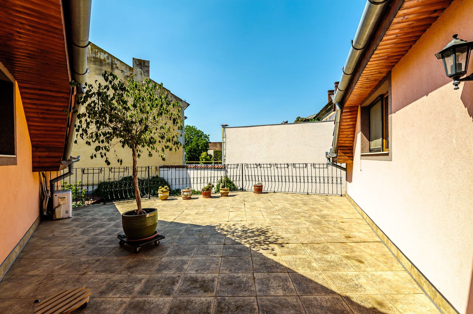 Casă superbă cu 6 camere, gradină și terasă, în centrul Aradului. - Poză 6