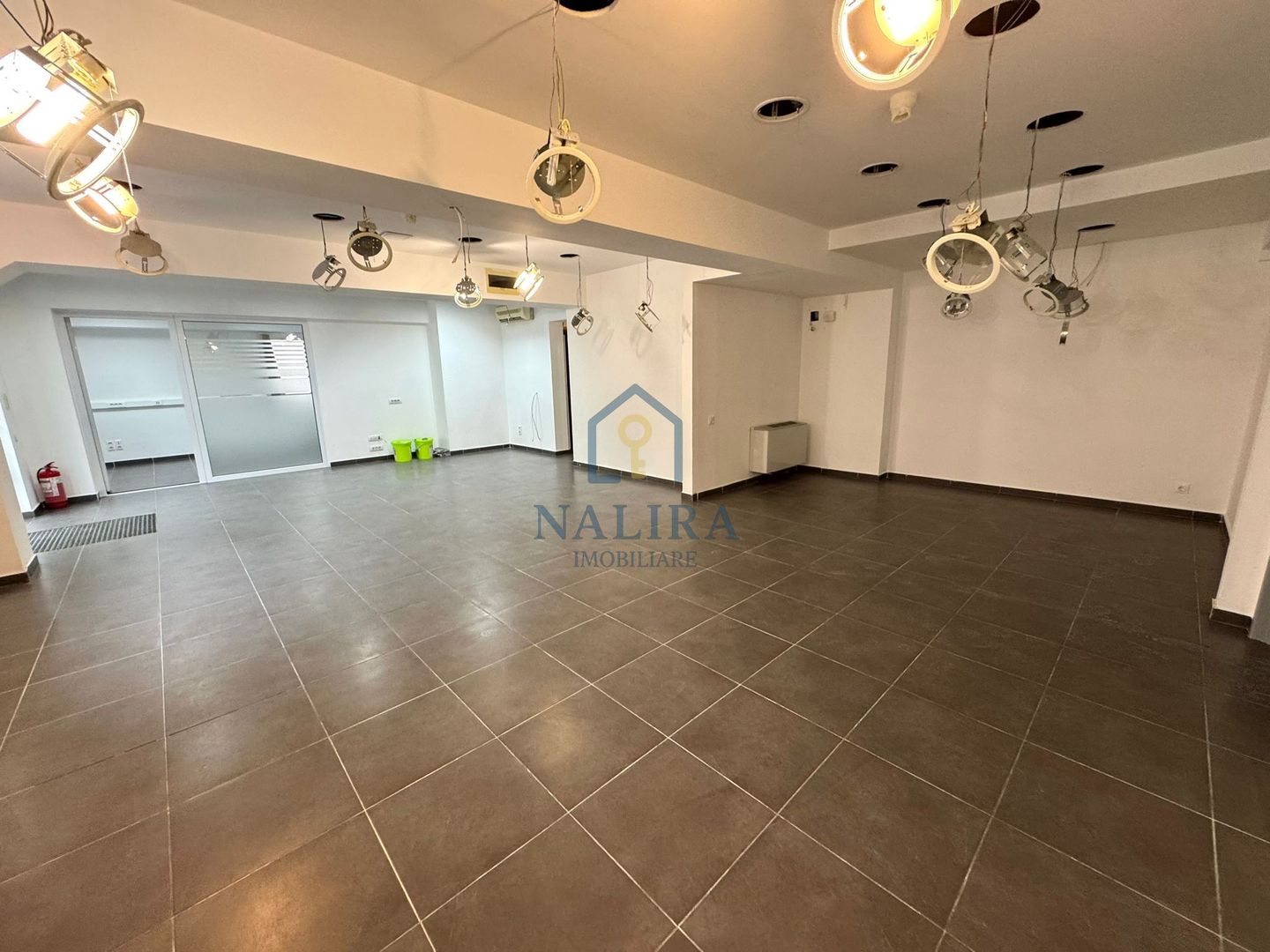 Spatiu comercial de inchiriat- parter - in cladire de birouri Olteniei - Poză 2