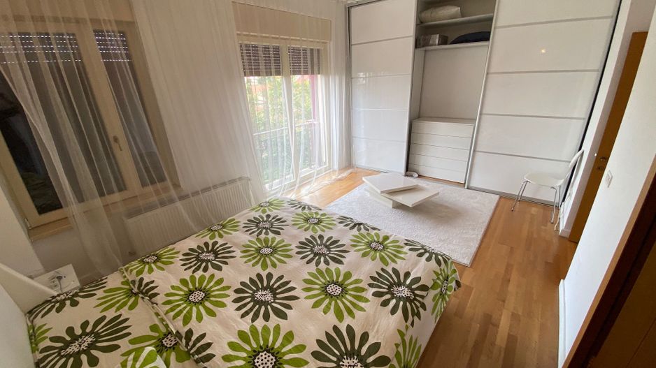 Spatios si modern cu garaj subteran - Poză 9