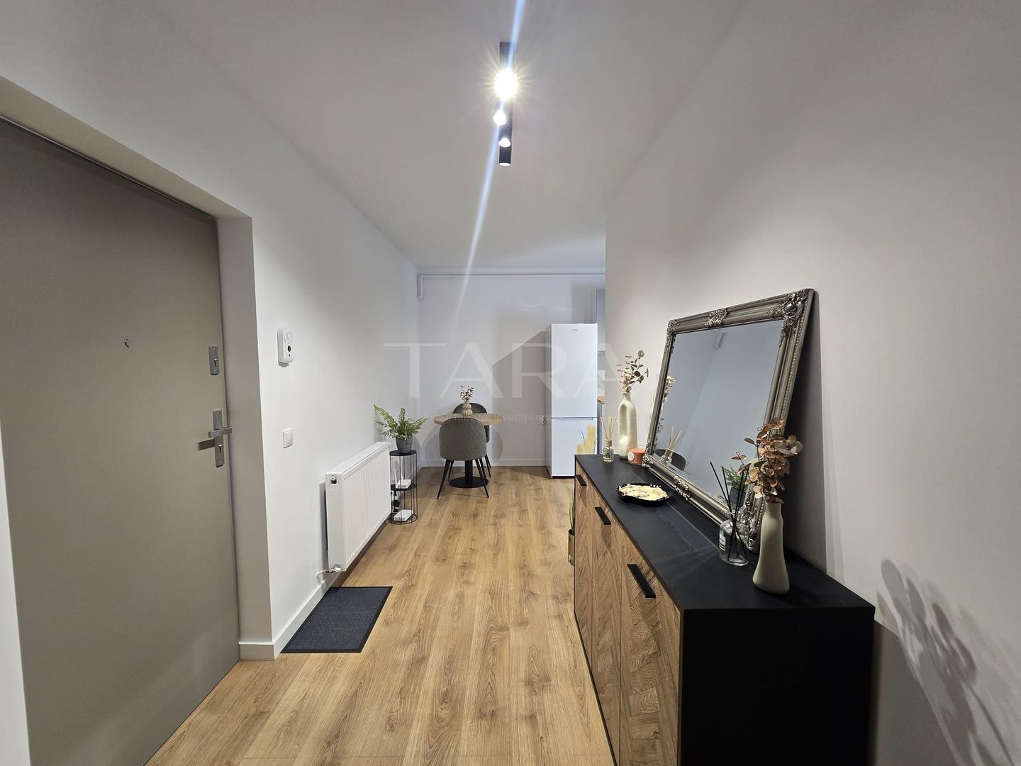 Apartament ultrafinisat cu 2 camere, zona centrala in Floresti. - Poză 3