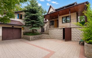 Nu este doar o vilă. Este refugiul tău verde cu 38 ari și pădurice proprie!
