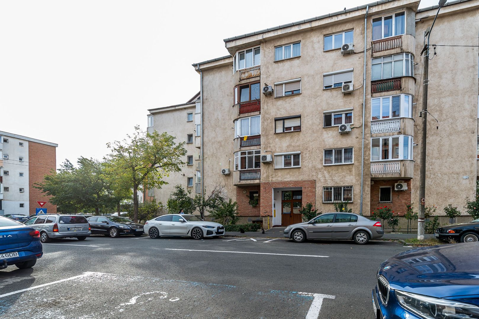 Apartament decomandat, 2 camere, Alfa, la 2 pași de stația de tramvai - Poză 1