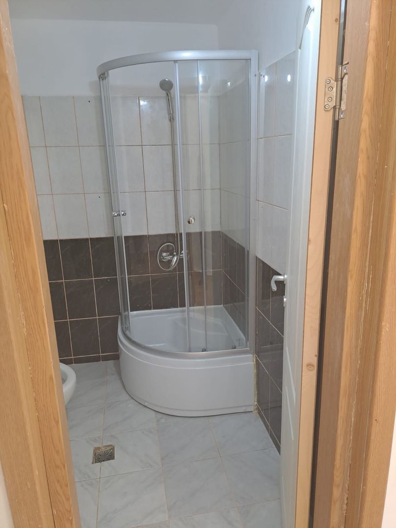 Etaj de inchiriat/ camere+ bai/bucatarie/spalatorie - Poză 10