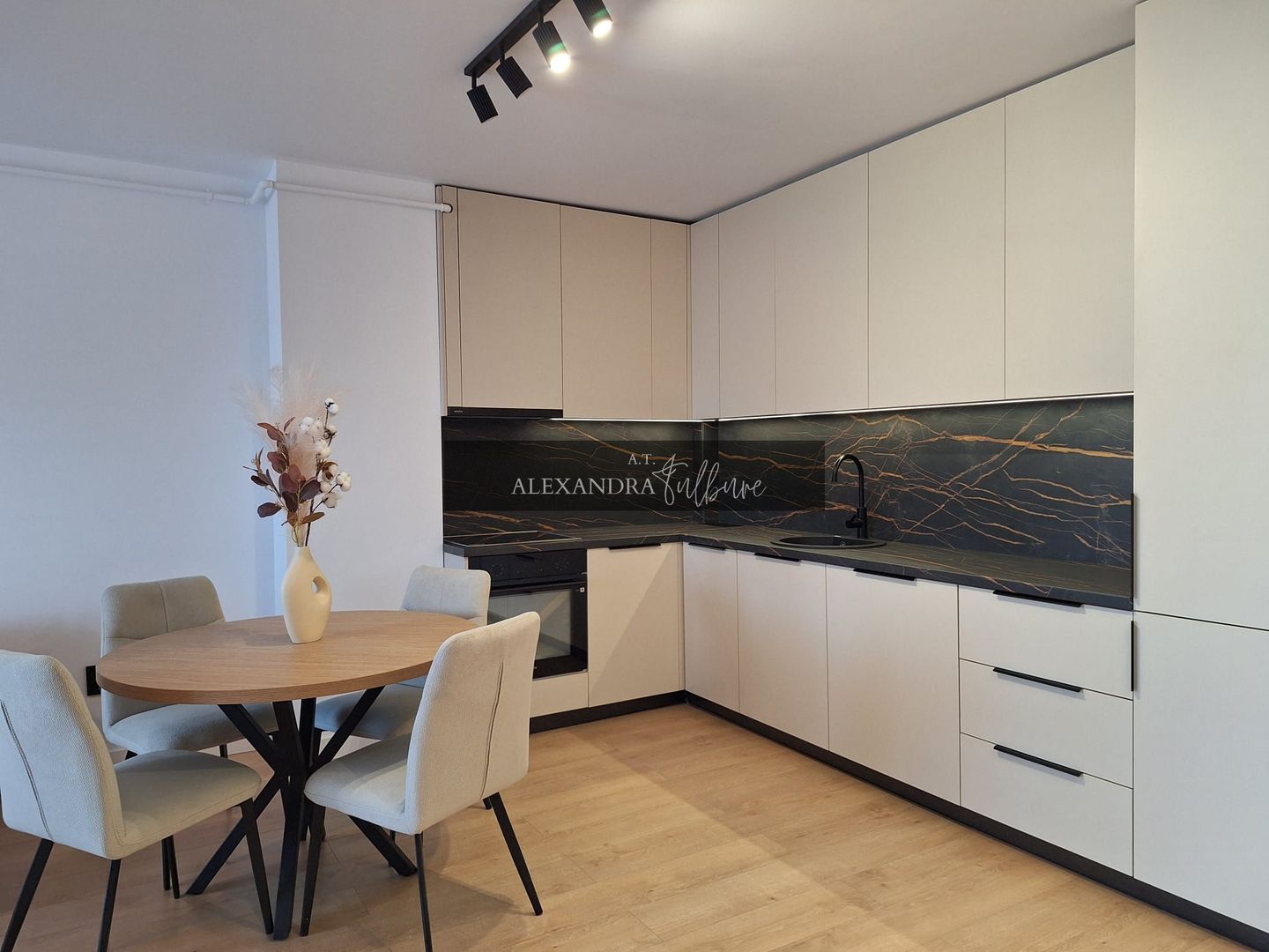 Apartament 2 camere I Ansamblul Eroilor I Floresti - Poză 1