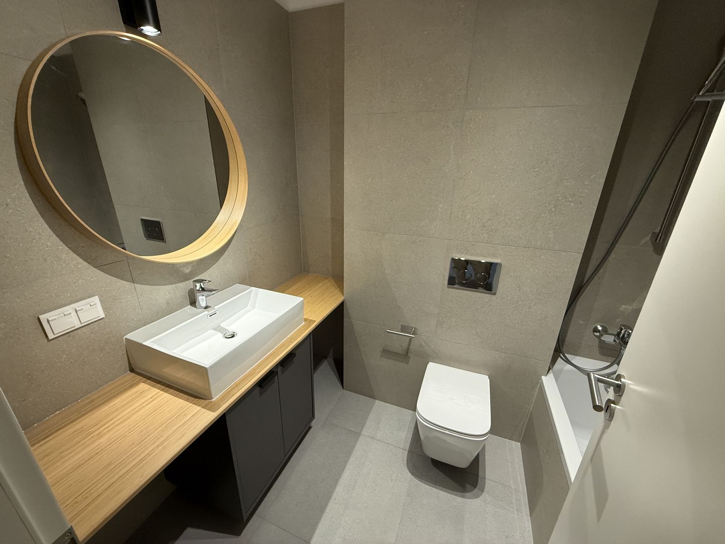 AP. 2 CAMERE- QUARTIER AZUGA, PARCARE SUBTERANA, CENTRALA, BLOC NOU - Poză 5