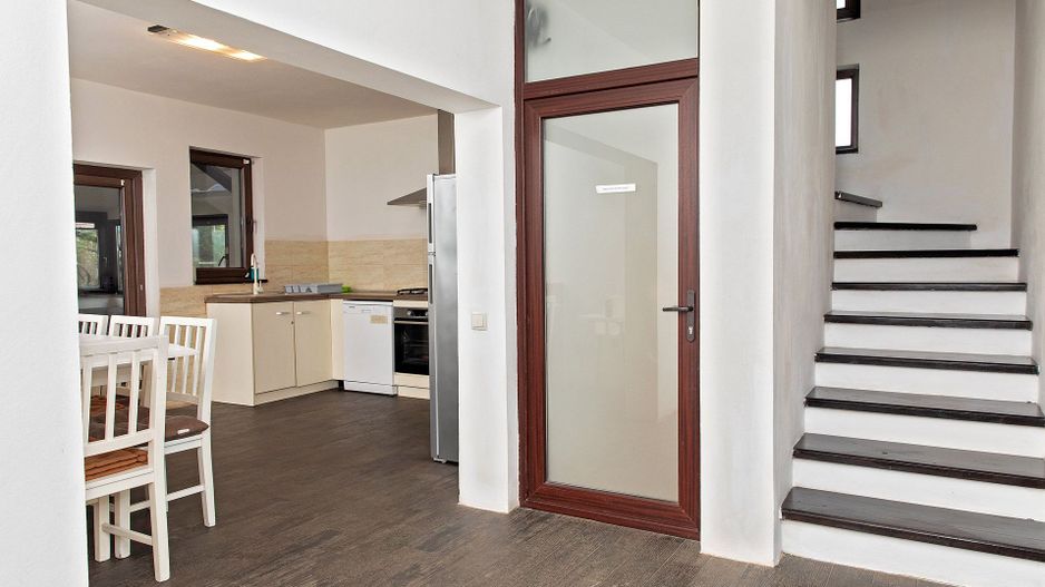 Vilă cu 5 dormitoare, 4 băi, 2 248mp teren, piscină. Preț: 229 000 Eur - Poză 29