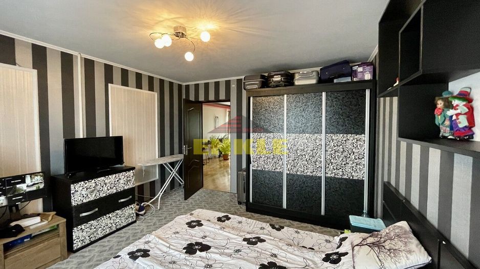 De vânzare casă cu suprafața de 250 mp plus 900 mp teren - Poză 7