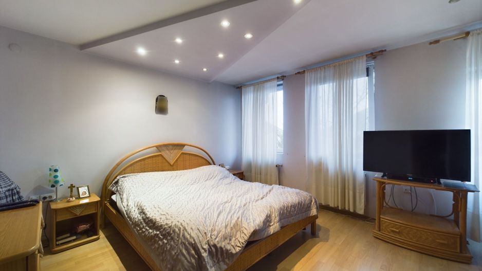 Casă situată Central în Dumbrăvița - Poză 18