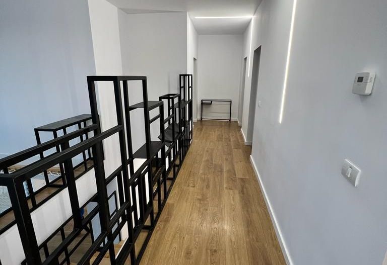 Locuinta moderna spatioasa cu garaj - Poză 9