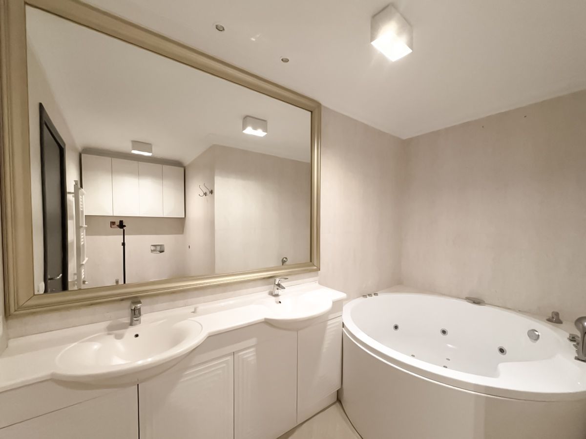 Luxury 4-Bedroom Triplex with Floating Terrace & Panoramic Views - Poză 11