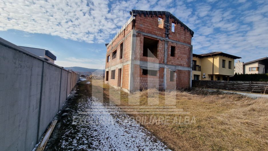 Casa individuala la rosu in Cetate - Poză 2