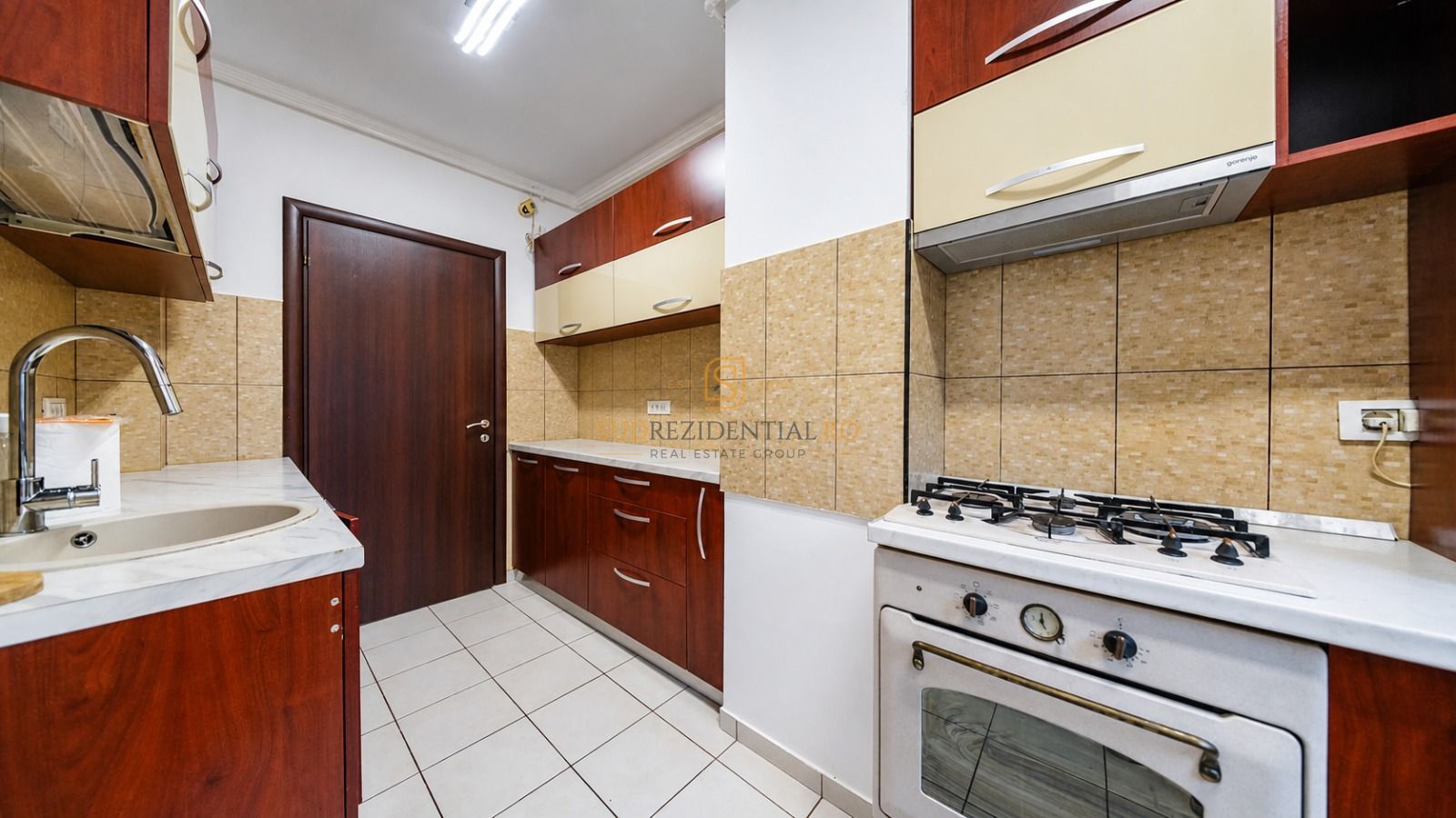 Apartament 3 camere, complet mobilat, decomandat, etaj intermediar - Poză 13