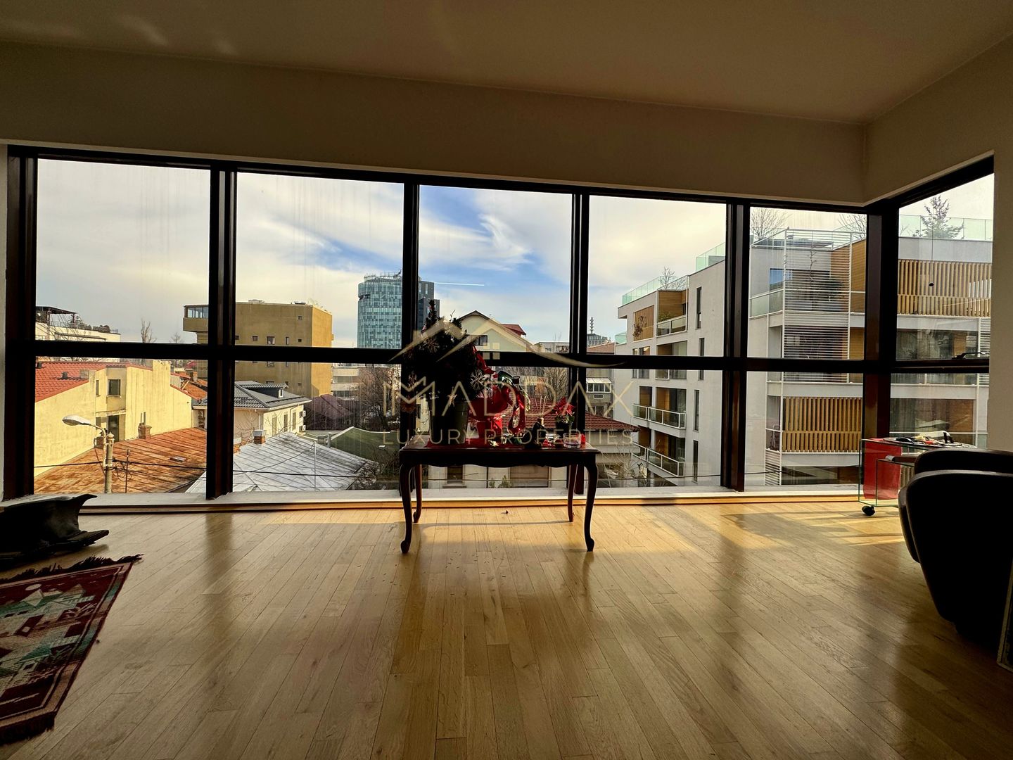 Apartament Elegant de Vânzare – 5 Camere/ 3 Băi, *Arcul de Triumf* - Poză 1