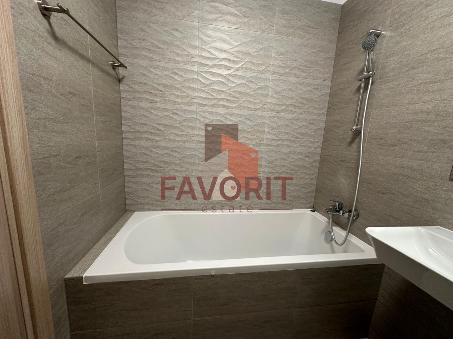 2 camere | etaj intermediar | Bloc nou in oras | zona excelenta | - Poză 9