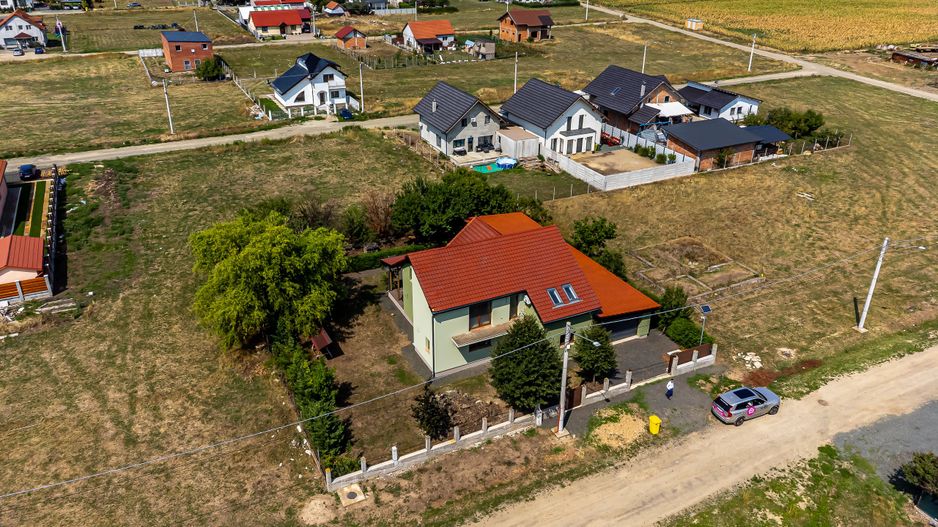 REDUCERE Casă nouă, spațioasă, în cartierul rezidențial din Curtici - Poză 3