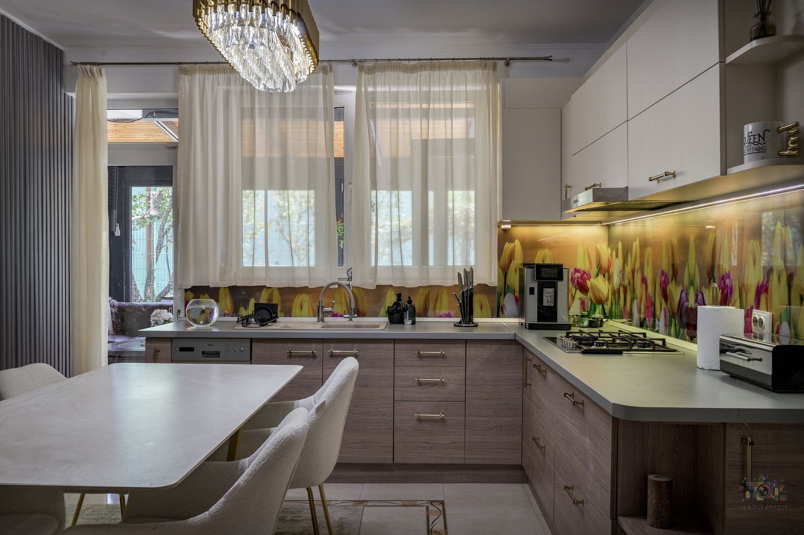 Vilă renovată P+1+M  | Foișor vitrat, grădină și jacuzzi - Poză 9