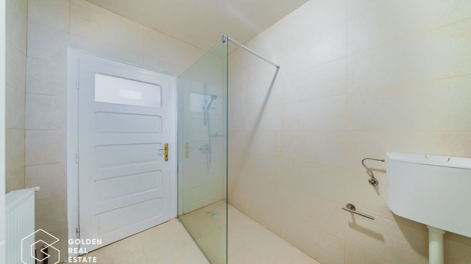 Vila superba, P+E,  Cuvin, 9 camere, 200 mp si teren 1300 mp plus anexa 3 camere - Poză 9