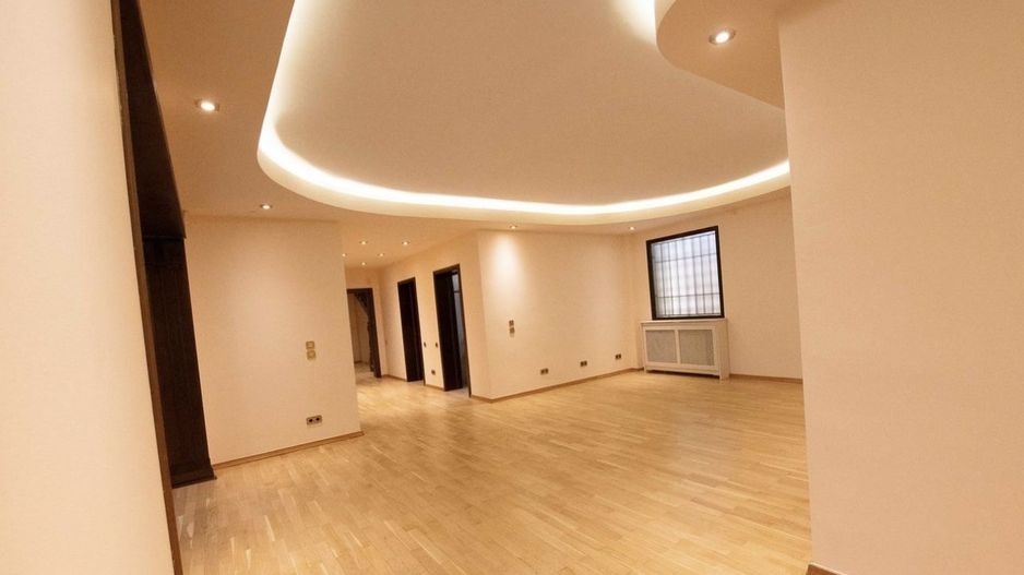 Vânzare vilă 22 camere, 883mp | Piscină privată - Poză 3