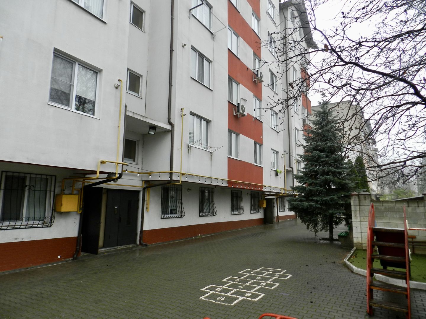 Apartament cu două dormitoare și living comasat cu bucătărie - Poză 2