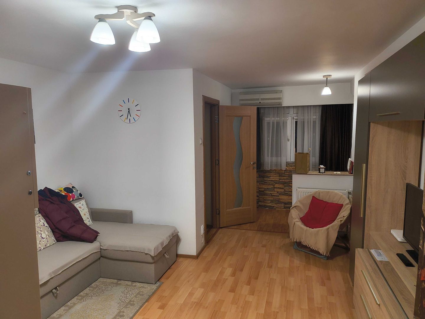 Garsonieră mobilată complet, bloc reabilitat, AC,  Titan, metrou aproape - Poză 1