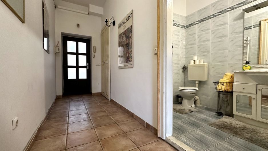 Apartament cu 2 camere,  clasic si boem, cu vedere in Piață Victoriei - Poză 12