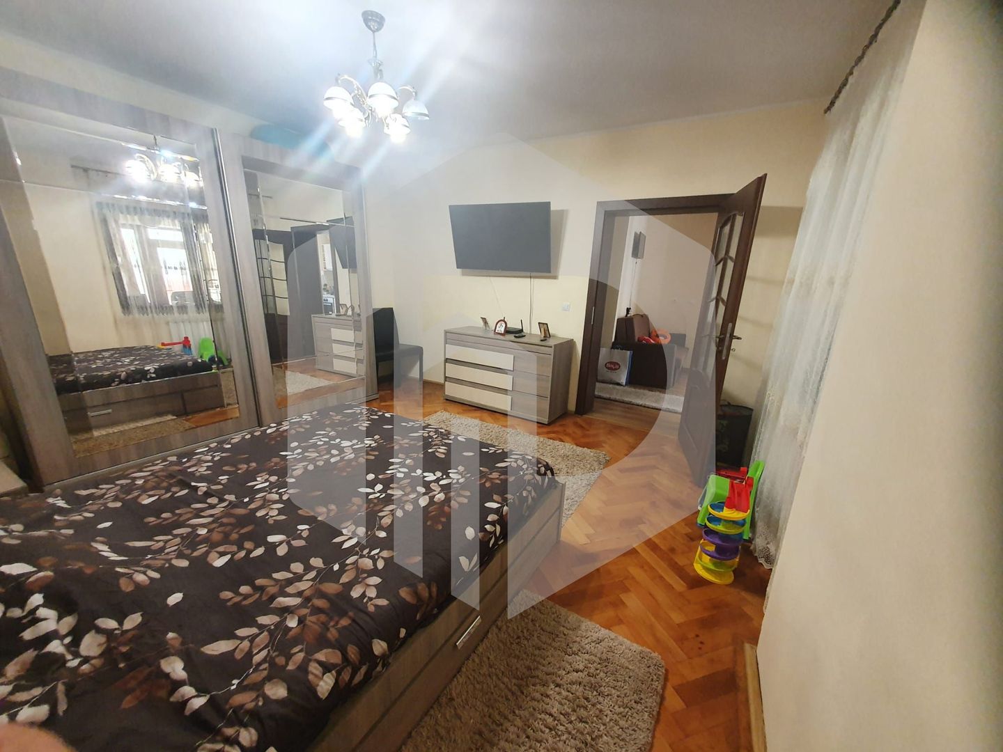 Apartament 2 camere in zona 9 Mai/ Renovat complet+ Pivnita+ curte - Poză 5