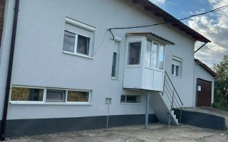 Casă de vânzare cu teren 920 mp - Poză 1
